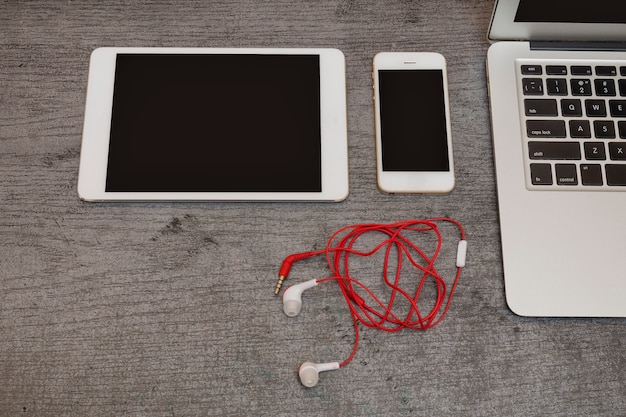 Parte della tastiera del laptop, tablet, smartphone e cuffie. Vista dall'alto. Copia spazio