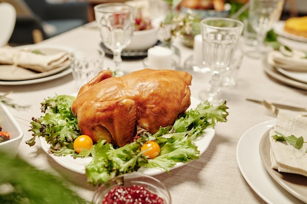 Parte della tavola festiva servita con tacchino arrosto fatto in casa