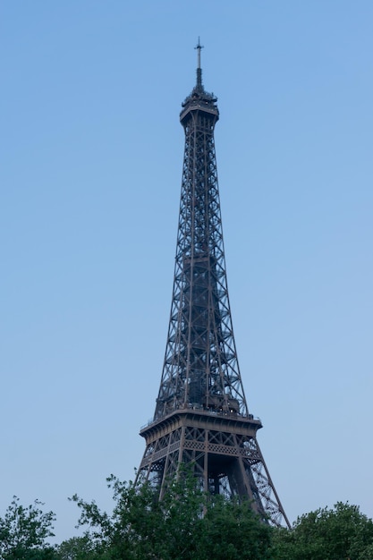 Parte della Torre Eiffel a Parigi con il cielo blu