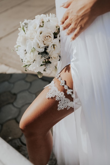 parte delle gambe, in un abito da sposa