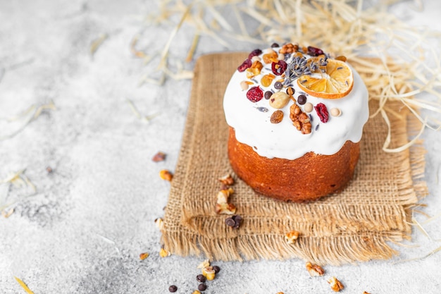 Parte delle uova di Pasqua della decorazione della tavola di festa della torta di Pasqua