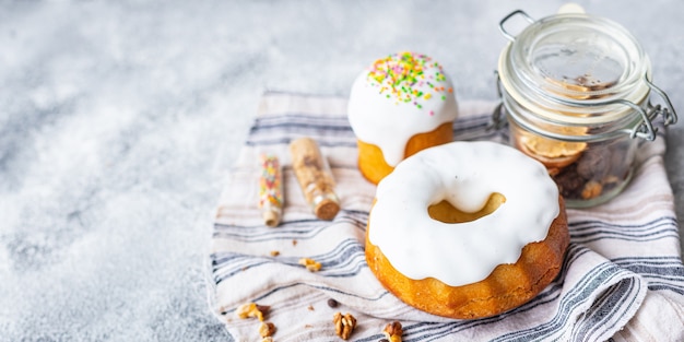 Parte delle uova di Pasqua della decorazione della tavola di festa della torta di Pasqua