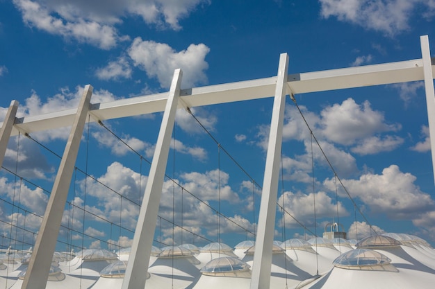 Parte dello stadio di calcio su un cielo con le nuvole