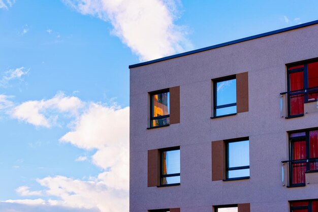 Parte di un moderno condominio residenziale. Compreso il posto per lo spazio di copia. Cielo azzurro con nuvole