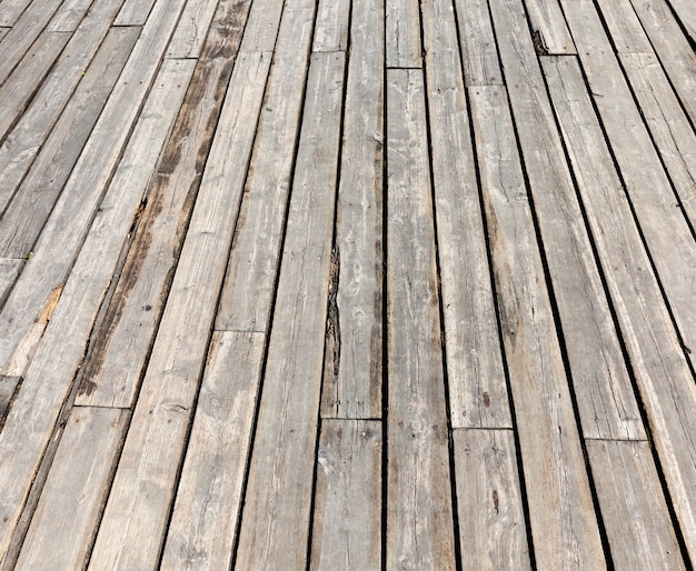 Parte di un molo in legno per passeggiare, un molo in legno in riva al lago