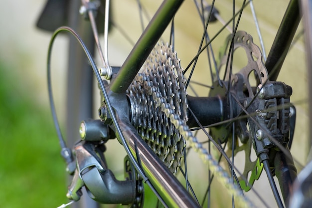 Parte di una ruota posteriore di bicicletta con cassetta del cambio e disco freno a vista.