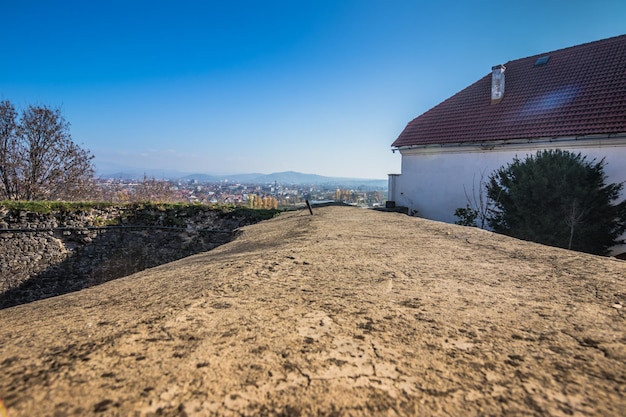 Parte interna di un antico castello di Polanok situato nella città di Mukachevo in Ucraina