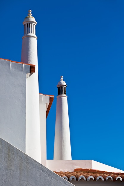 Parte irriconoscibile della casa residenziale in Algarve, Portogallo. Cielo azzurro brillante come sfondo