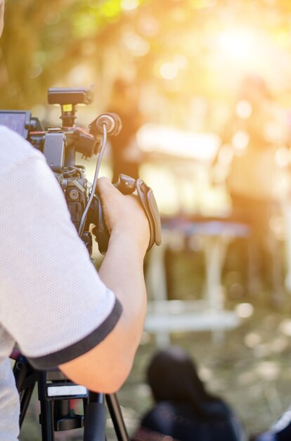 parte posteriore del cameraman al lavoro