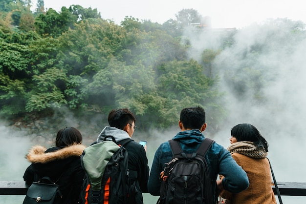 Parte posteriore del gruppo turistico in viaggio