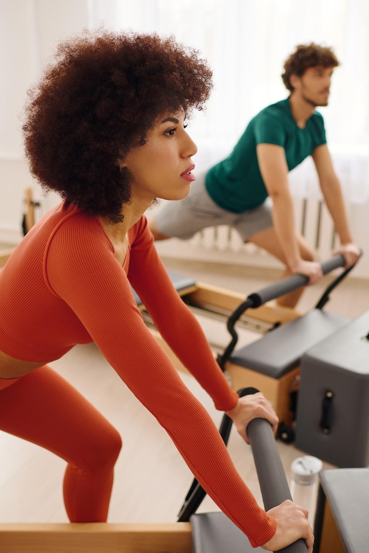 Foto partecipare a una sessione di pilates dinamica in uno studio accogliente con partecipanti dedicati