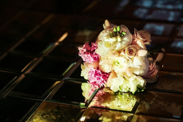 Partecipazione di nozze con un bouquet da sposa su uno specchio antico vintage per San Valentino o fidanzamento