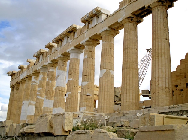 Partenone antico tempio greco sotto i lavori di restauro sulla collina dell'Acropoli di Atene in Grecia