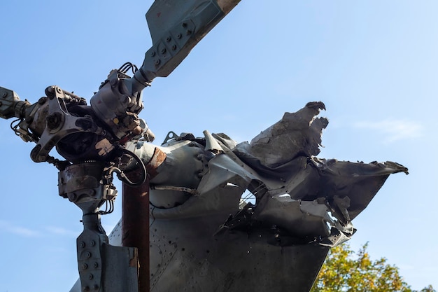 Parti bruciate dell'elicottero da combattimento dell'aeronautica russa distrutta Hind Crocodile