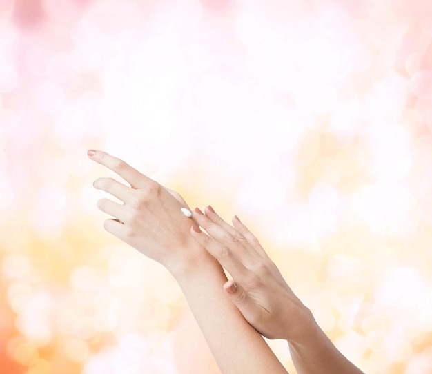 parti del corpo, cosmetici e concetto di spa - primo piano di mani femminili con pelle morbida con crema