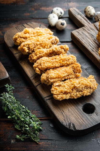 Parti di ali di pollo fritte su fondo di legno scuro