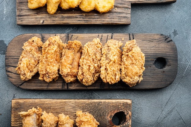 Parti di ali di pollo fritte su sfondo grigio