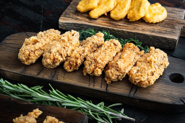 Parti di ali di pollo fritte sulla tavola di legno scuro.