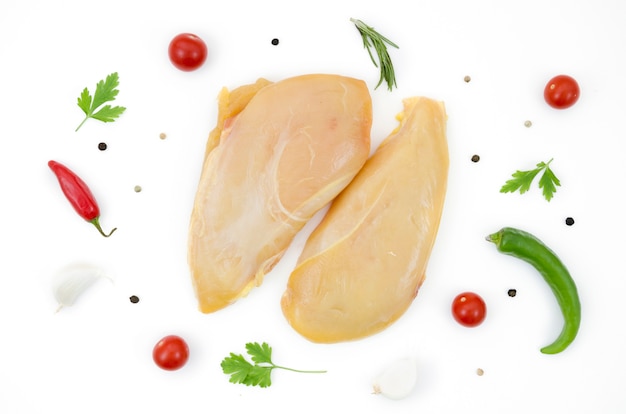 Parti di pollo crudo con ingredienti diversi