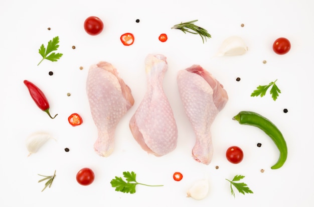 Parti di pollo crudo con ingredienti diversi