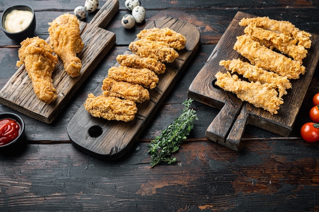 Parti di pollo fritto impanate su fondo di legno scuro