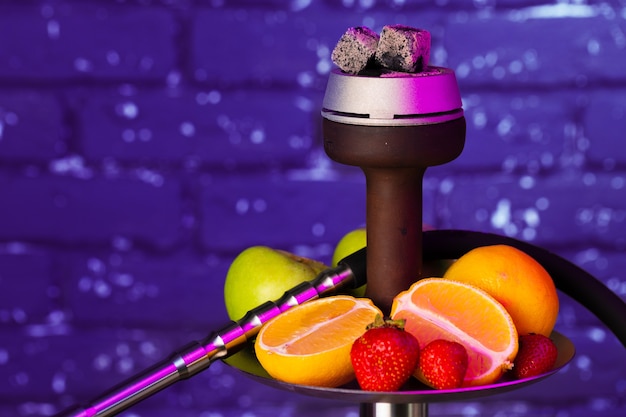 Parti di Shisha e frutta fresca da vicino foto