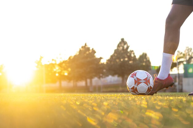 Particolare del calciatore che colpisce palla