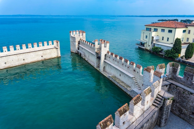 Particolare del Castello Scaligero di Sirmione Castello di Sirmione del XIV secolo sul Lago di Garda Sirmione Italia