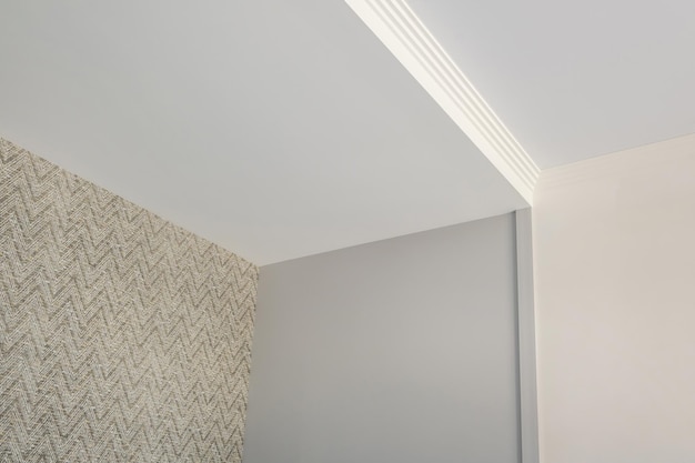 Particolare del cornicione del soffitto ad angolo con intricate modanature a corona