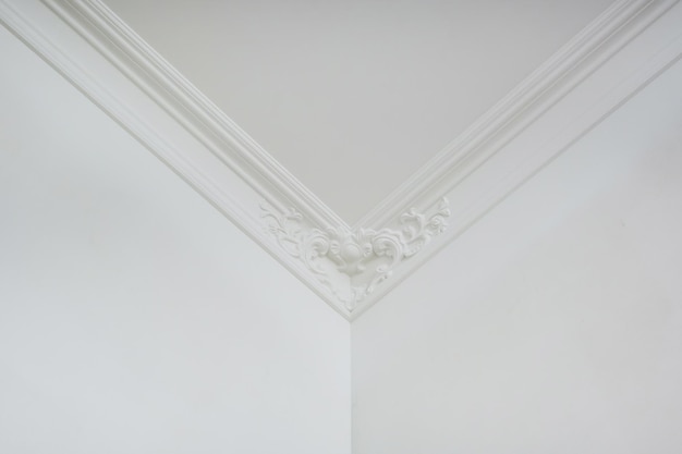Particolare del cornicione del soffitto ad angolo con intricate modanature a corona