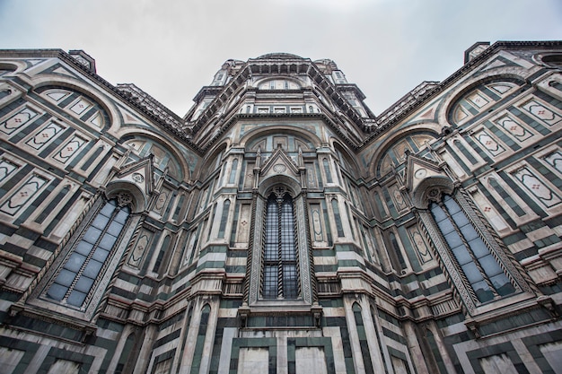 Particolare del Duomo di Firenze ripreso in una giornata nuvolosa con la luce che ne esalta i colori