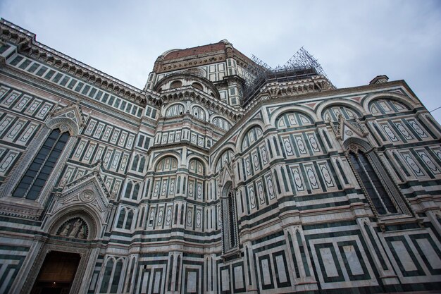 Particolare del Duomo di Firenze ripreso in una giornata nuvolosa con la luce che ne esalta i colori