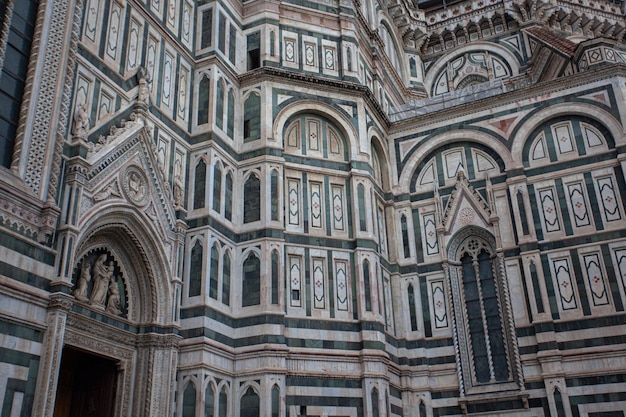 Particolare del Duomo di Firenze ripreso in una giornata nuvolosa con la luce che ne esalta i colori