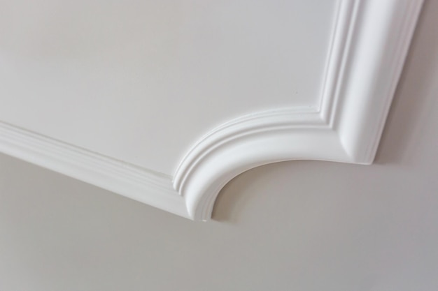 Particolare del soffitto ad angolo con intricate modanature a corona