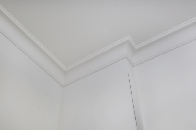 Particolare del soffitto angolare e delle pareti con intricate modanature a corona