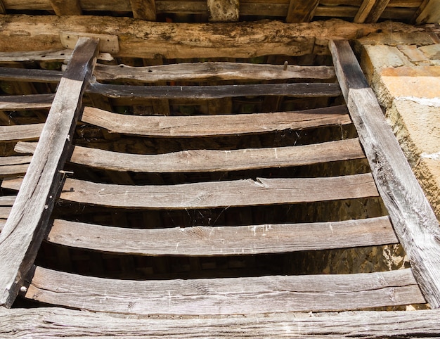 Particolare del vecchio fienile con staccionata in legno