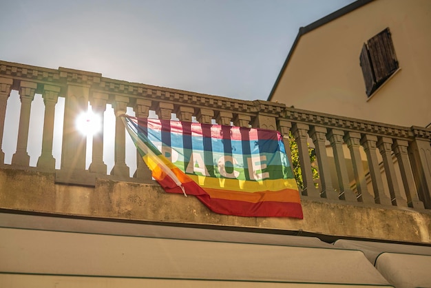 Particolare della bandiera della pace appesa al balcone di un edificio