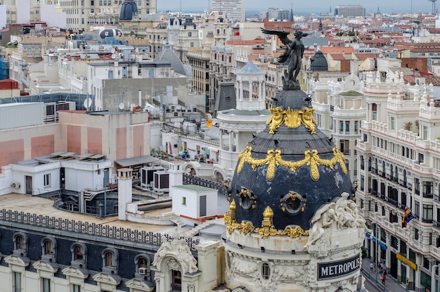 Particolare della cupola dell'edificio Metropolis sulla Gran Via di Madrid