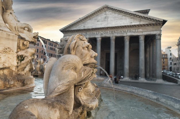 Particolare della fontana del Pantheon a Roma
