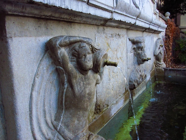 Particolare della fontana nel centro di Granada, Spagna.