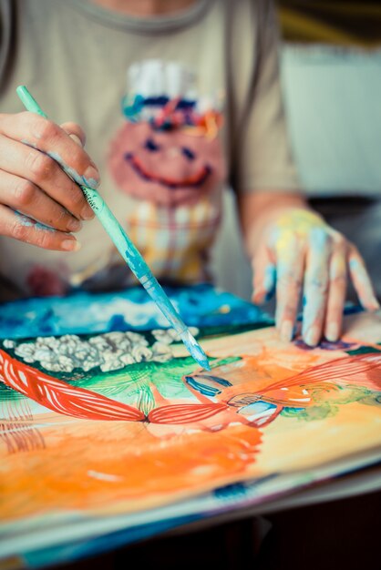 particolare della pittura a mano del pittore donna