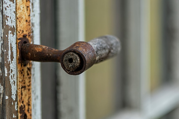 Particolare della vecchia porta di legno Messa a fuoco selettiva