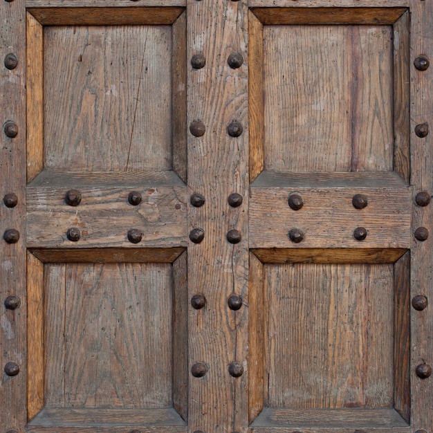 Particolare della vecchia porta in legno massello