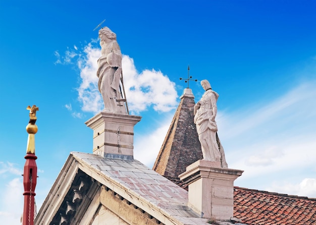 Particolare delle statue di San Vidal Venezia