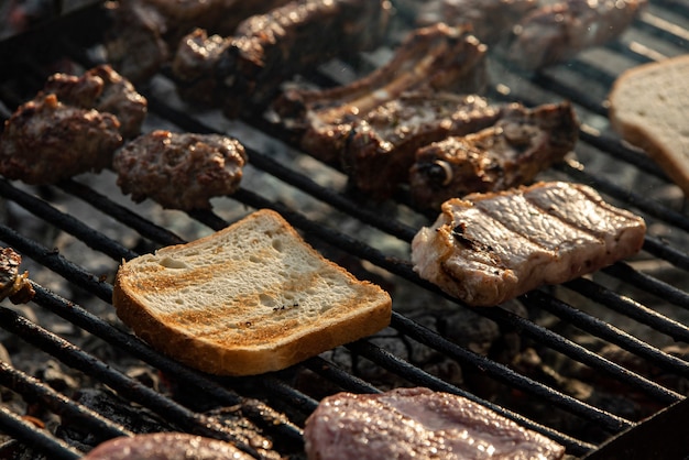 Particolare di carne e pane alla griglia, cottura alla brace