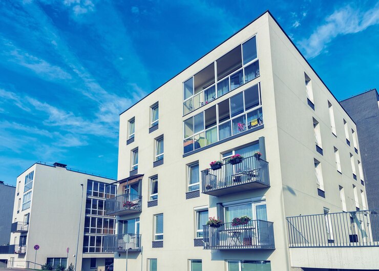 Particolare di complesso di condominio con balconi.