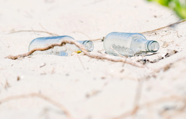 Particolare di due bottiglie sulla spiaggia