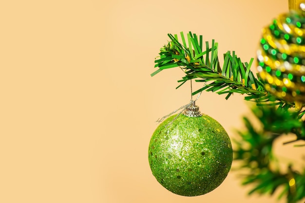 Particolare di un albero di Natale verde e oro