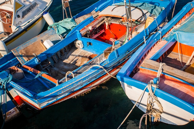 Particolare di una vecchia barca in legno colorato