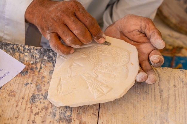 Particolare di uno scultore di figure in alabastro a Luxor. Egitto